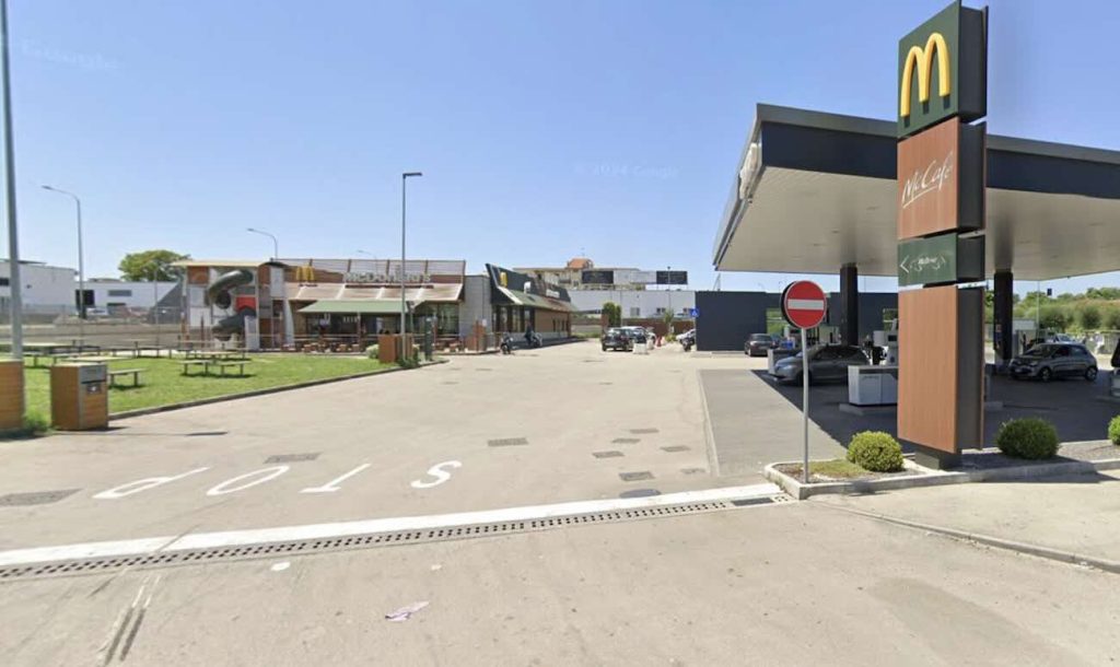 Giugliano, tredicenne aggredito e ferito in un pestaggio vicino al McDonald’s