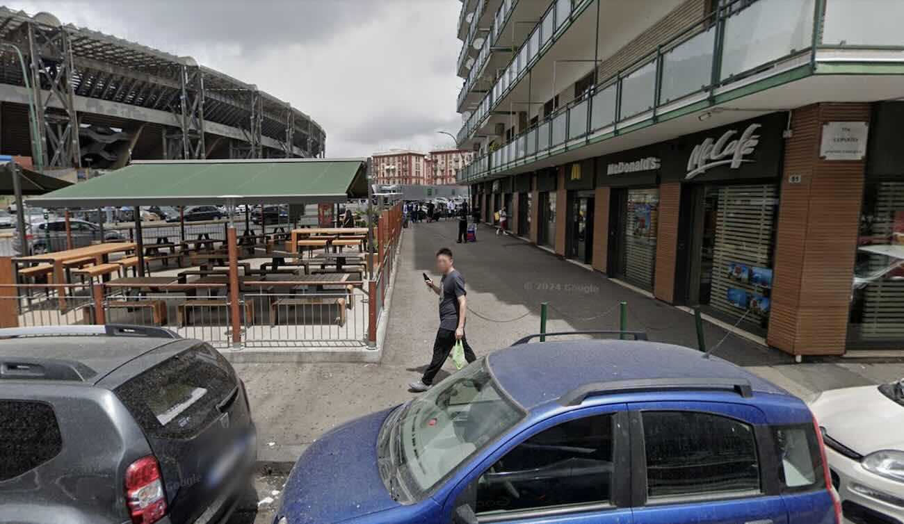 Rissa tra minorenni al McDonald’s di Fuorigrotta: spunta un coltello durante la notte