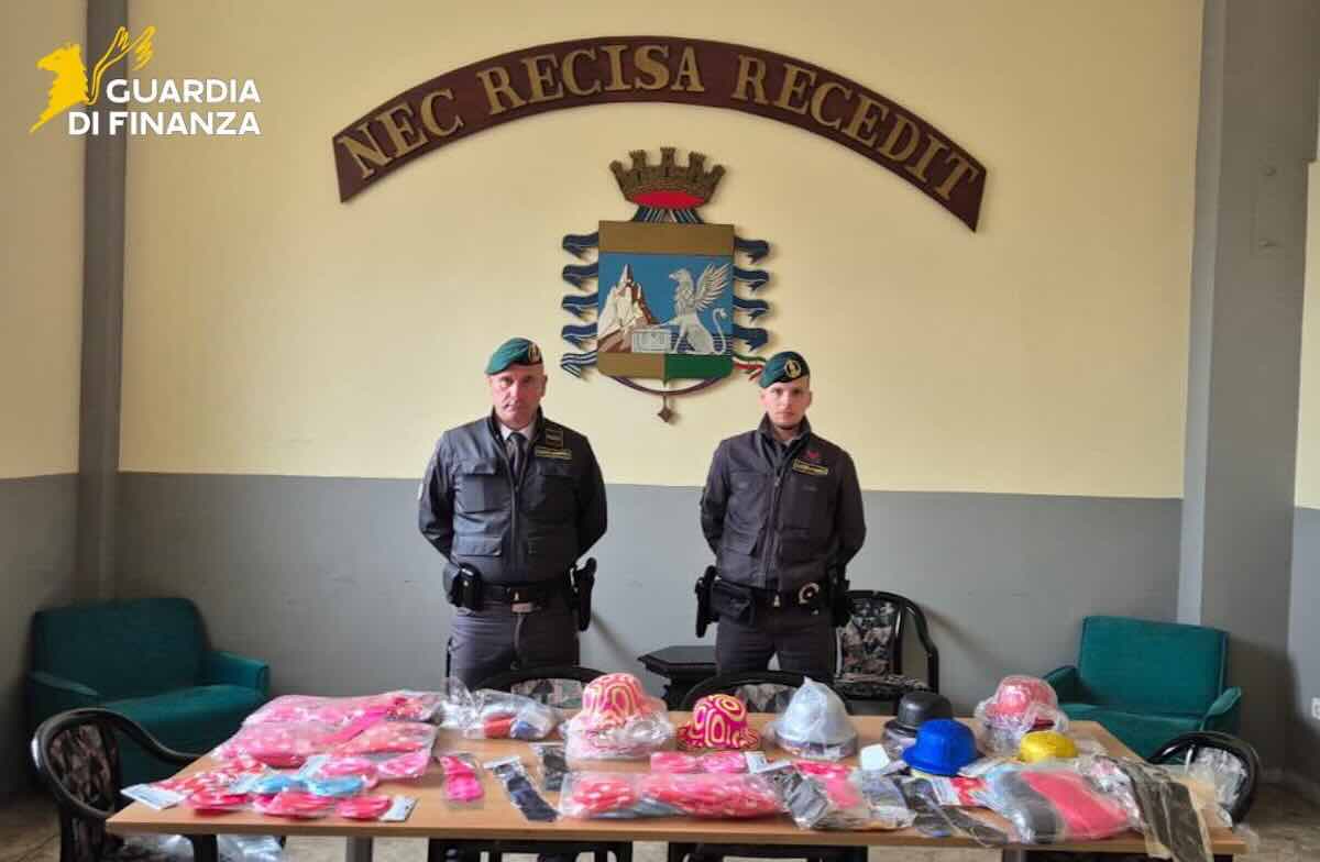 Napoli, la Finanza sequestra 500mila articoli contraffatti per Carnevale