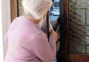 Finto antifrode a Napoli: pensionato truffato di 20mila euro, cinque denunciati