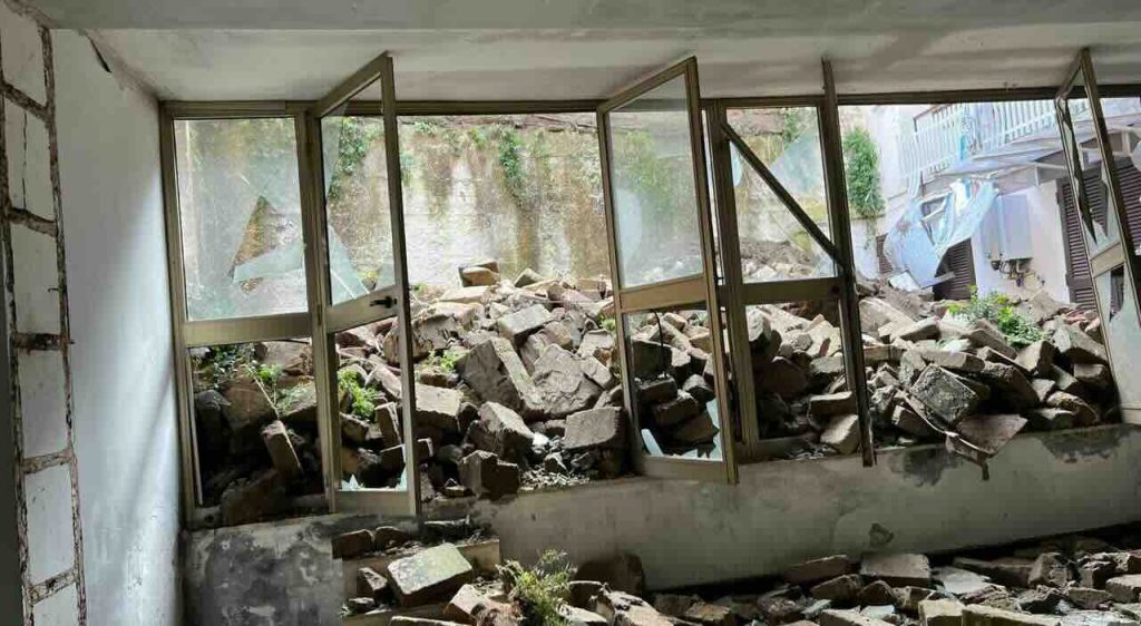 Cede muro di contenimento a Marano, 26 famiglie sfollate e palazzina sventrata
