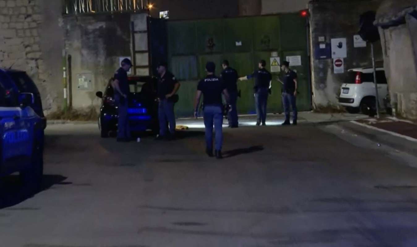 Napoli, violenza in via Vigliena: padre di un ragazzo gambizza tre uomini durante una rissa
