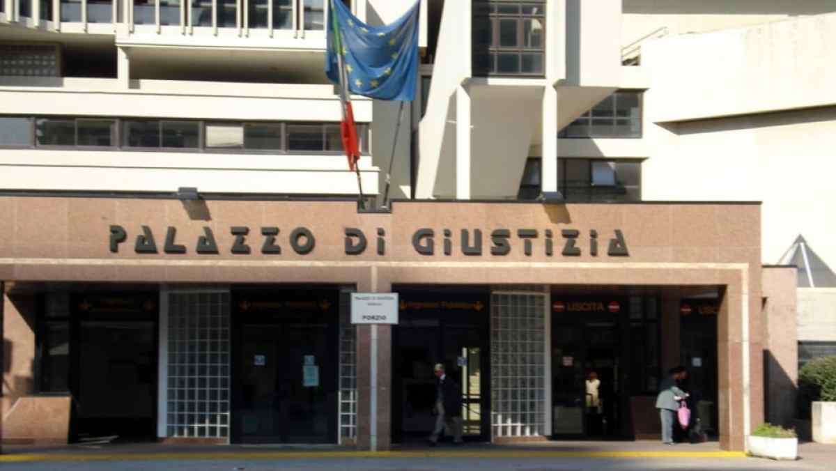 Napoli, protesta davanti al Tribunale: uomo si incatena per mobbing e giustizia