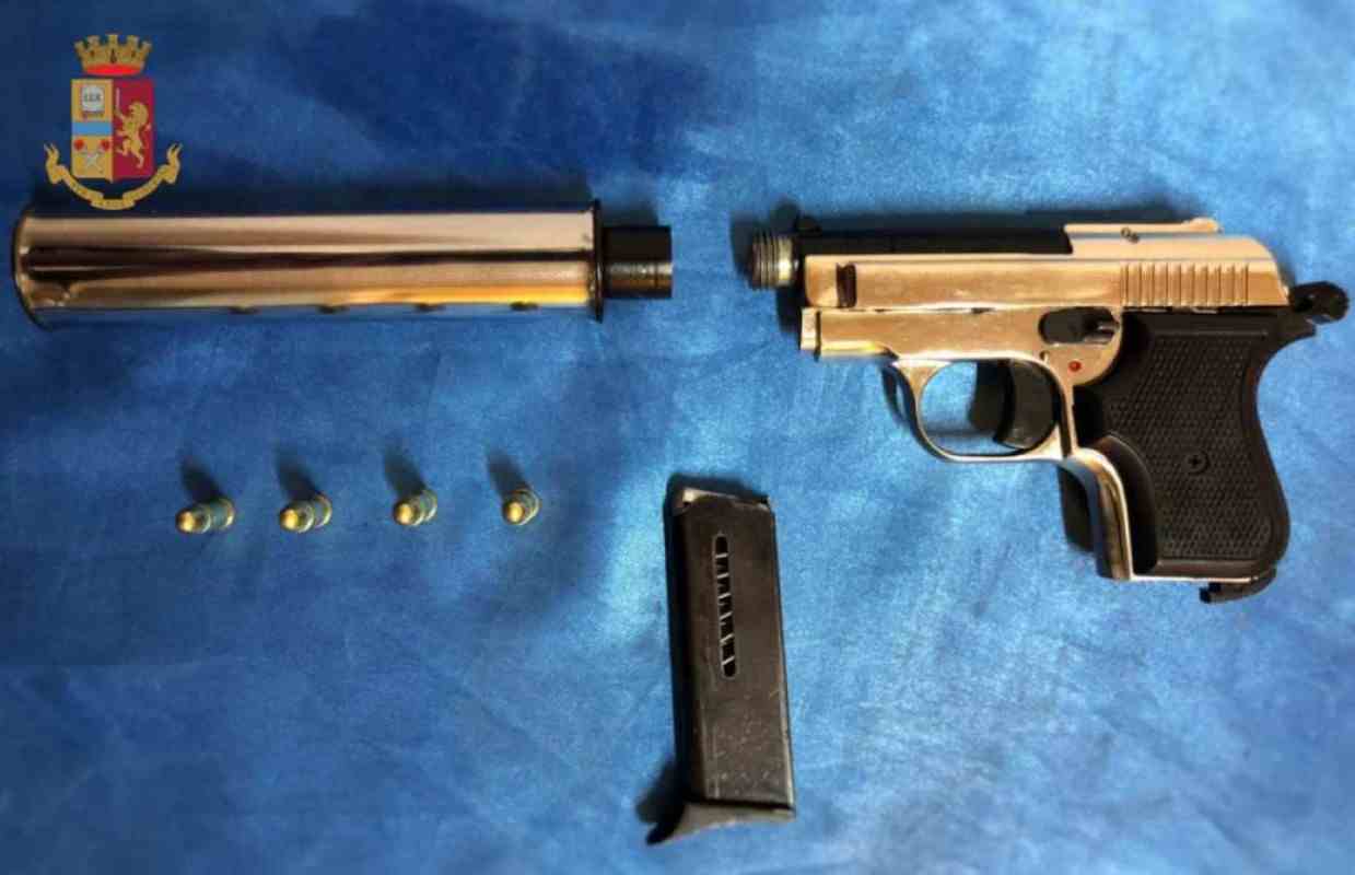 Pianura, 17enne arrestato con pistola clandestina in casa: indagini in corso