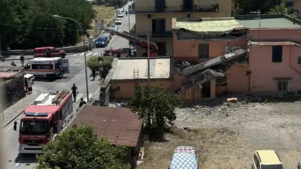 Ercolano, palazzina in crollo: due persone estratte vive dai vigili del fuoco