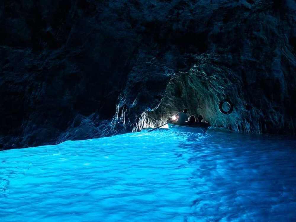 Capri festeggia i 200 anni della Grotta Azzurra con una mostra dedicata al suo mito