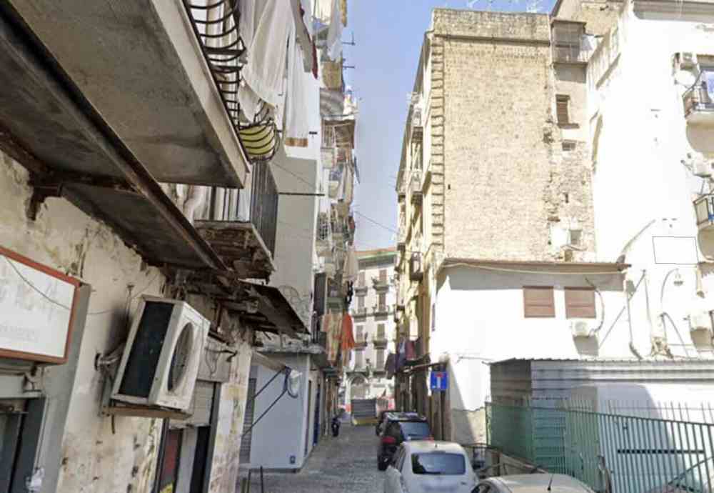 Napoli, inseguito dai poliziotti: due 16enni arrestati per violenza su agenti
