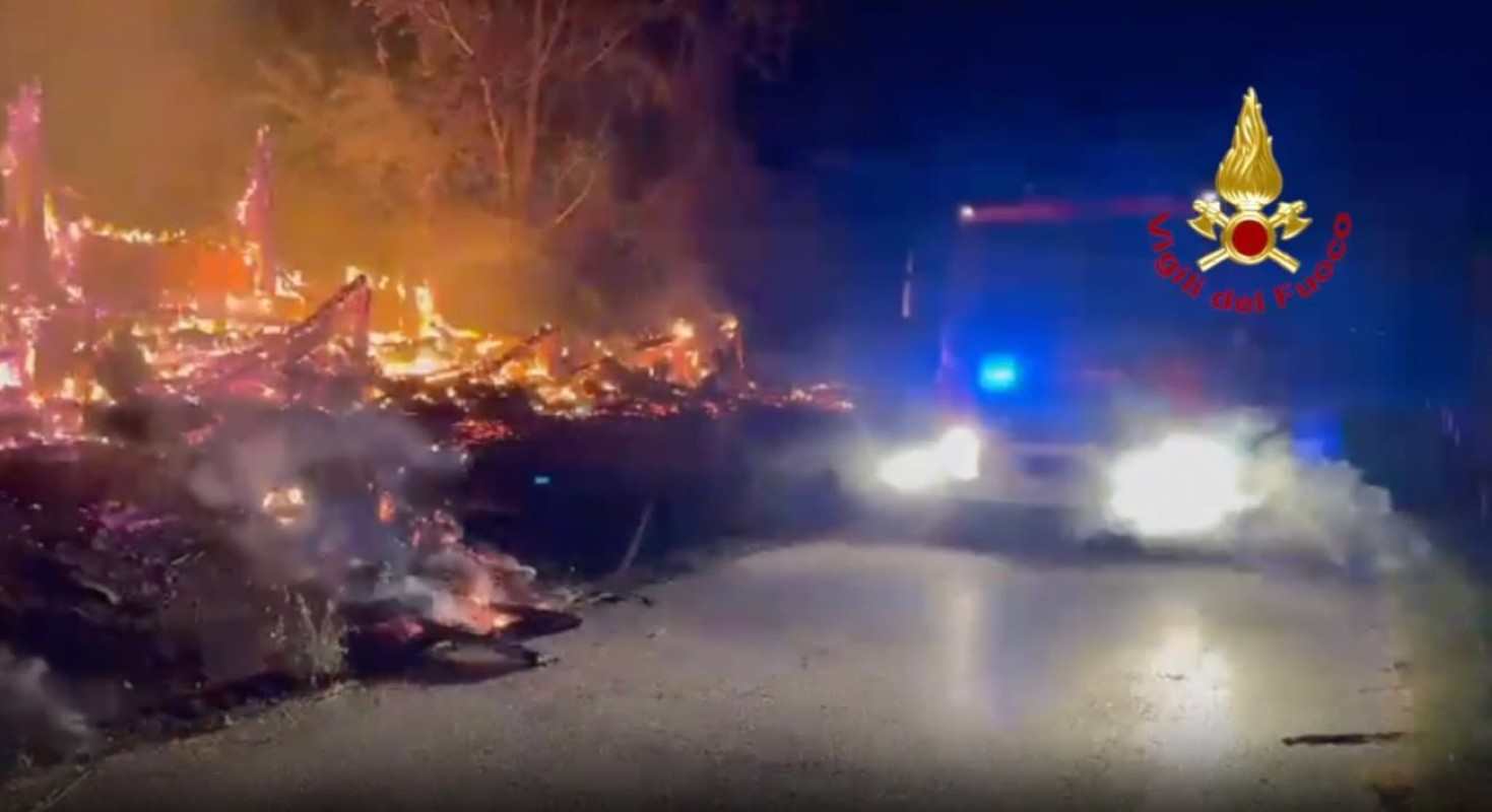 Poggiomarino, rogo nel Parco archeologico di Longola: distrutto un casolare abbandonato