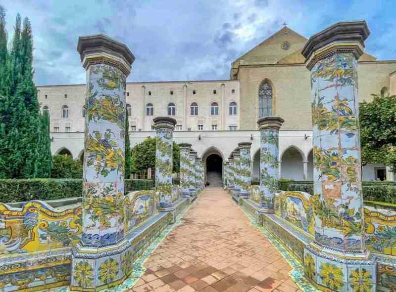 Il chiostro maiolicato di Santa Chiara riapre al pubblico: un gioiello restituito a Napoli