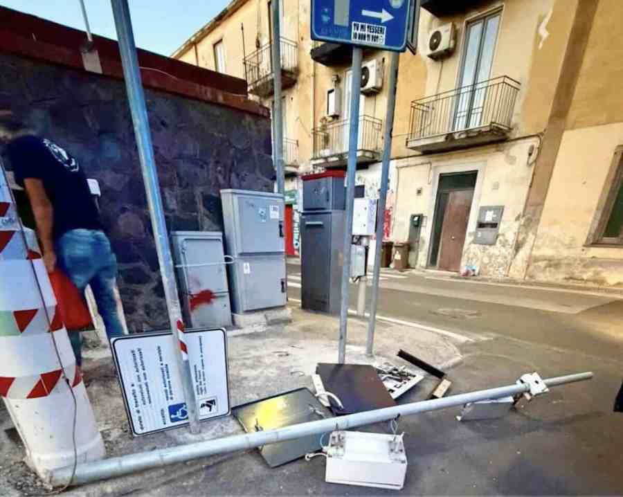 Vandali colpiscono le telecamere a Bacoli: Ruotolo esprime solidarietà al sindaco