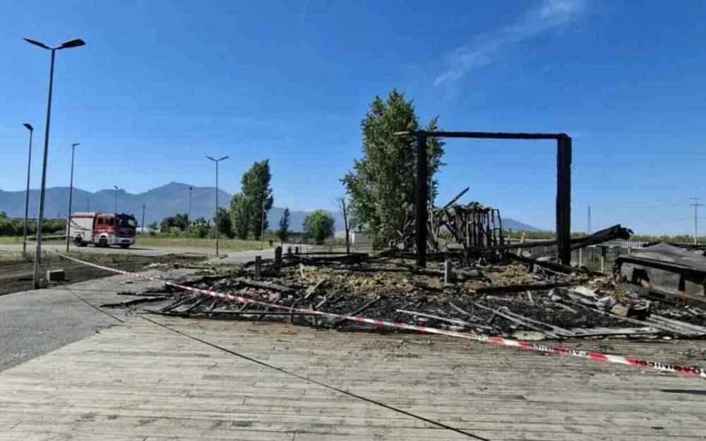Longola in fiamme, trovato materiale incendiario in un’auto abbandonata: indagini in corso