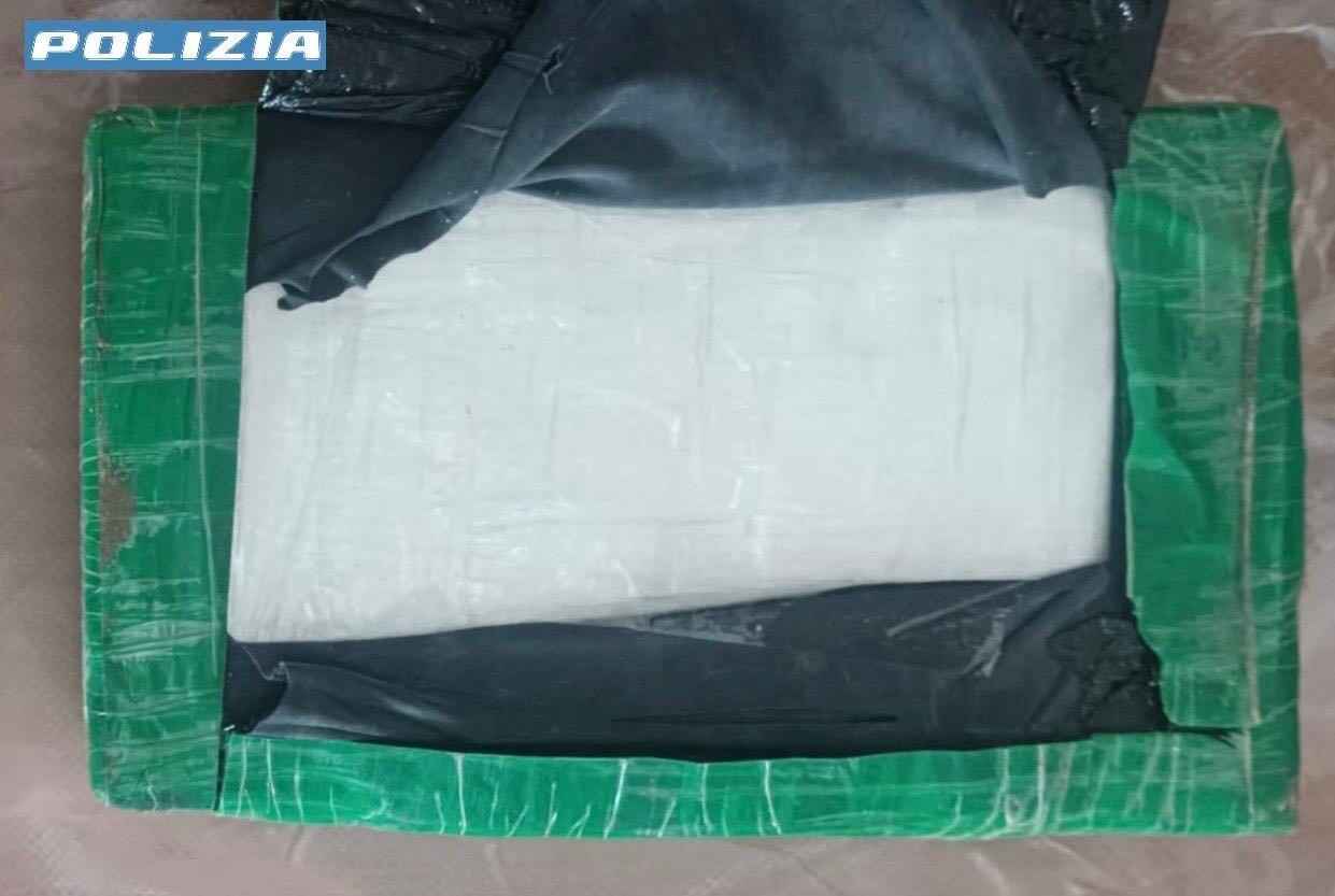 Arrestato al porto di Ischia un uomo per traffico di cocaina