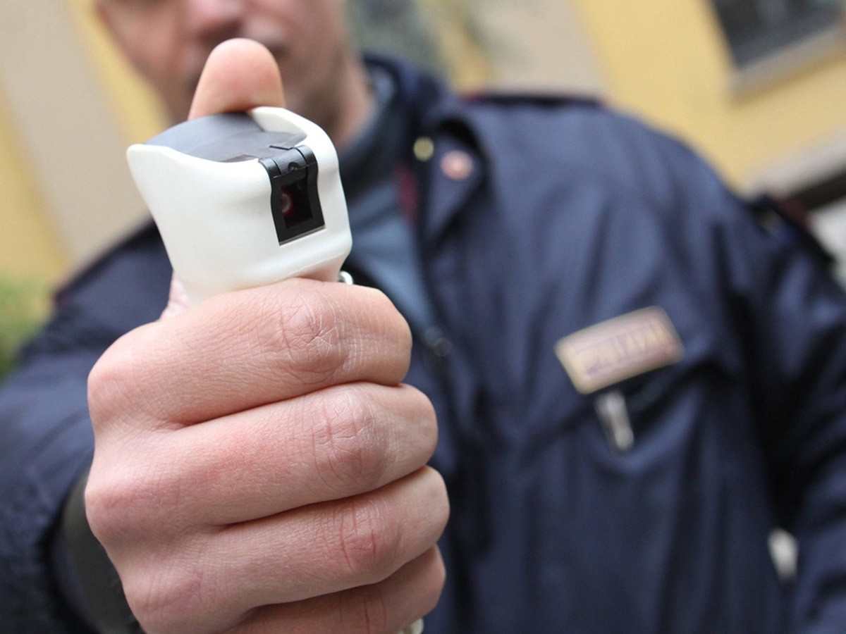 Napoli, rapina con spray urticante a una coppia: preso un 22enne irregolare