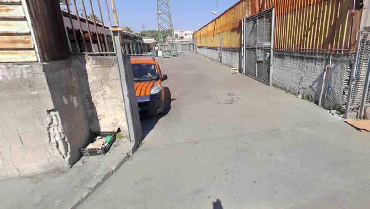 Pompei, aggressione al mercato dei fiori: accoltellato mentre difende il padre