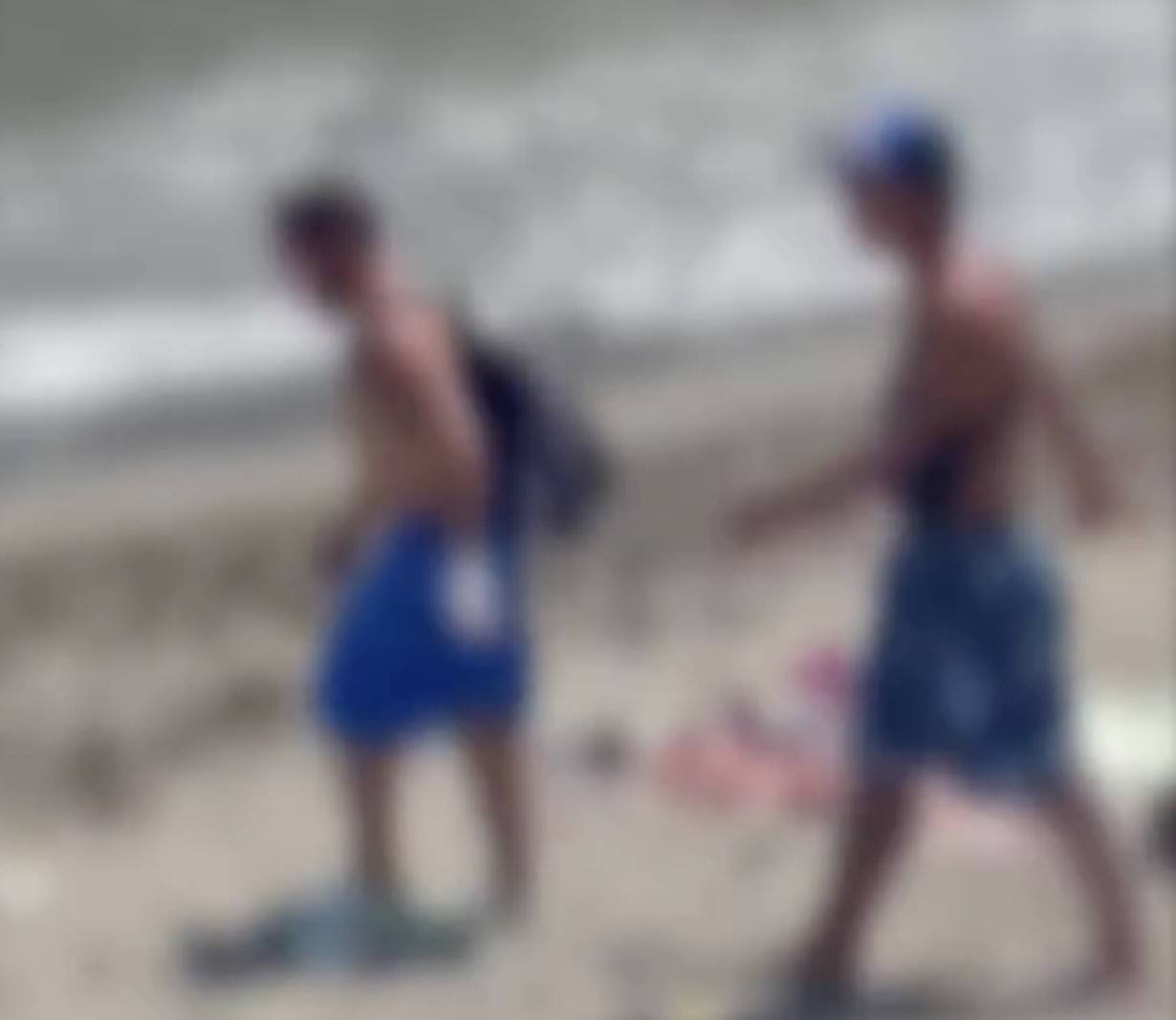 Spiaggia di Napoli, un cellulare scompare: il video dei giovani girato e inviato alle autorità