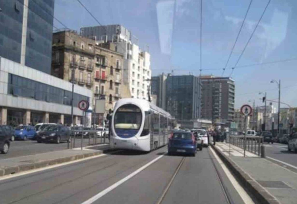 Napoli, 17enne arrestato per tentata rapina e aggressione a poliziotti in via Nuova Marina