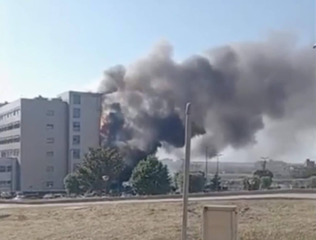 Incendio all’Ospedale del Mare di Napoli: colonna di fumo avvistata nell’area orientale