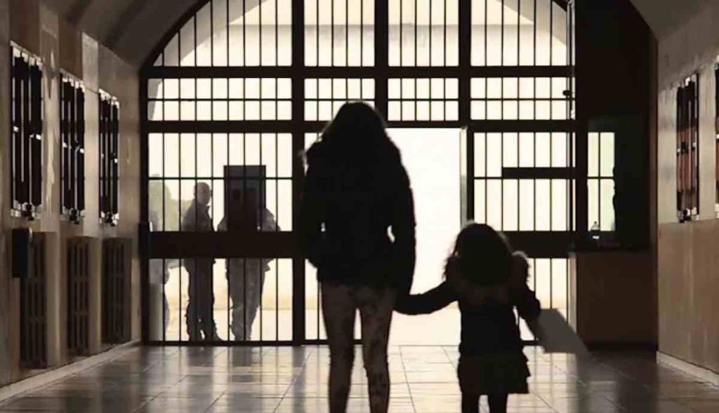 Aumento preoccupante di madri con bambini in carcere: la situazione in Italia