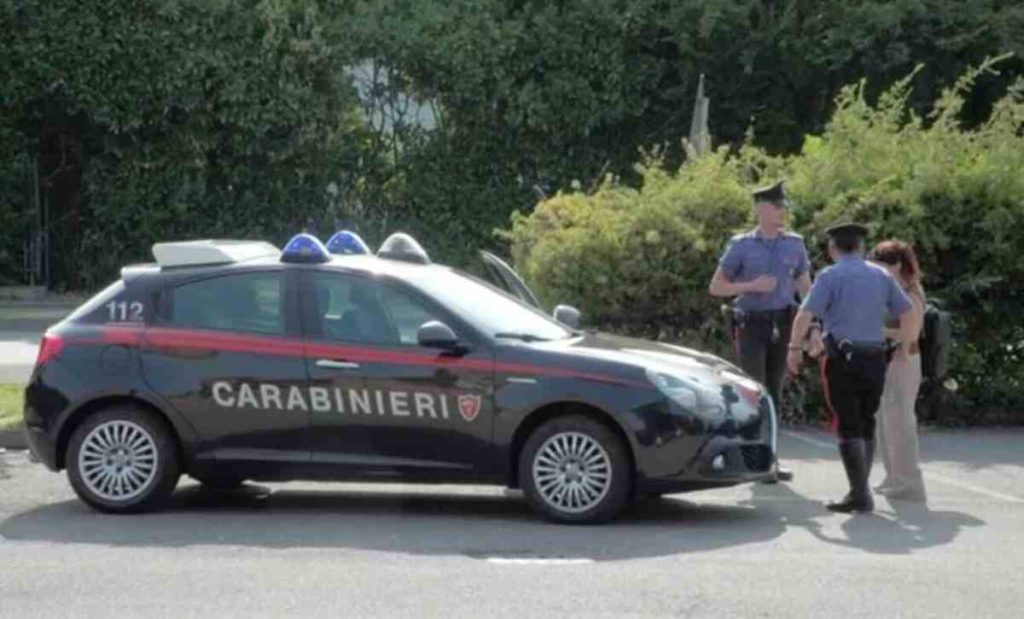 Lite tra uomini a Napoli: un morto per una donna contesa