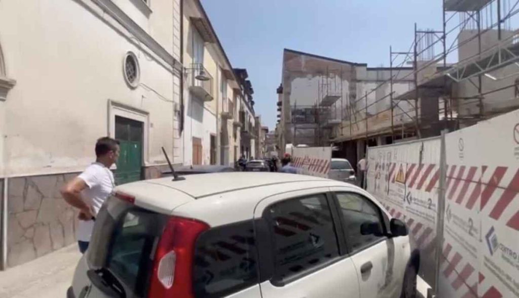 Grumo Nevano, tragedia in cantiere: operaio colpito da infarto e cade a terra senza vita