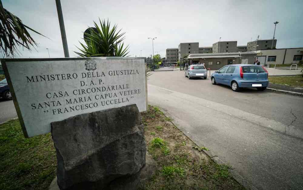 Napoli, arrestati due poliziotti accusati di estorsione: difesa sostiene innocenza