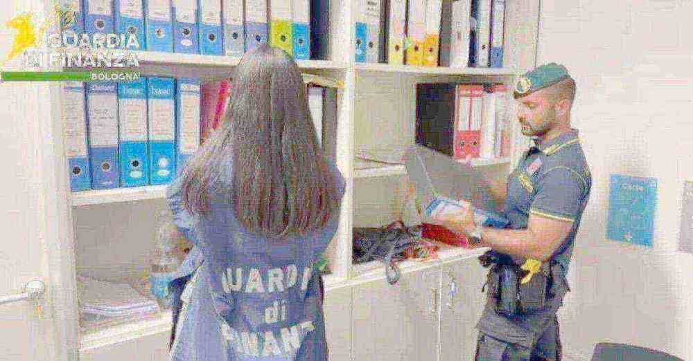 Acerra, smantellato un «diplomificio»: nove persone sotto inchiesta