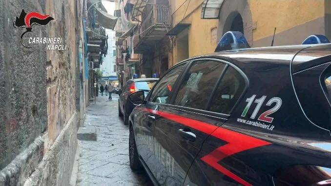 Fermato un 19enne a Napoli dopo aver minacciato il gemello e la nonna con un coltello