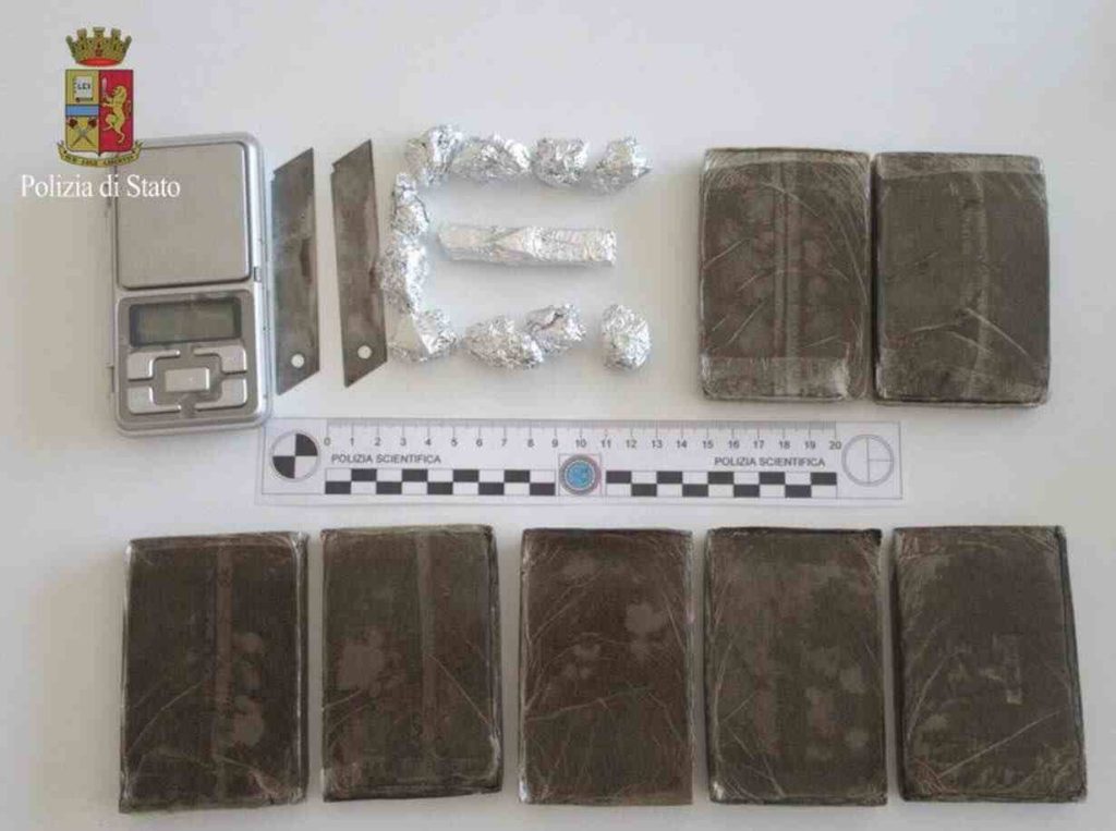 Scafati, arrestata 35enne in possesso di droga e fucile clandestino