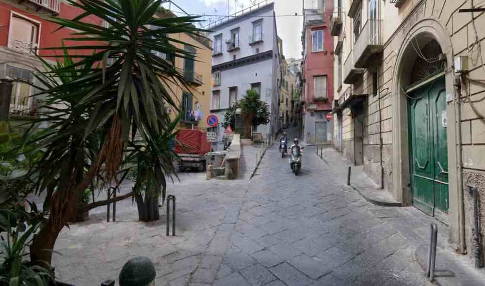 Spari nella notte a Napoli, nuova violenza nei Quartieri Spagnoli: indagini in corso