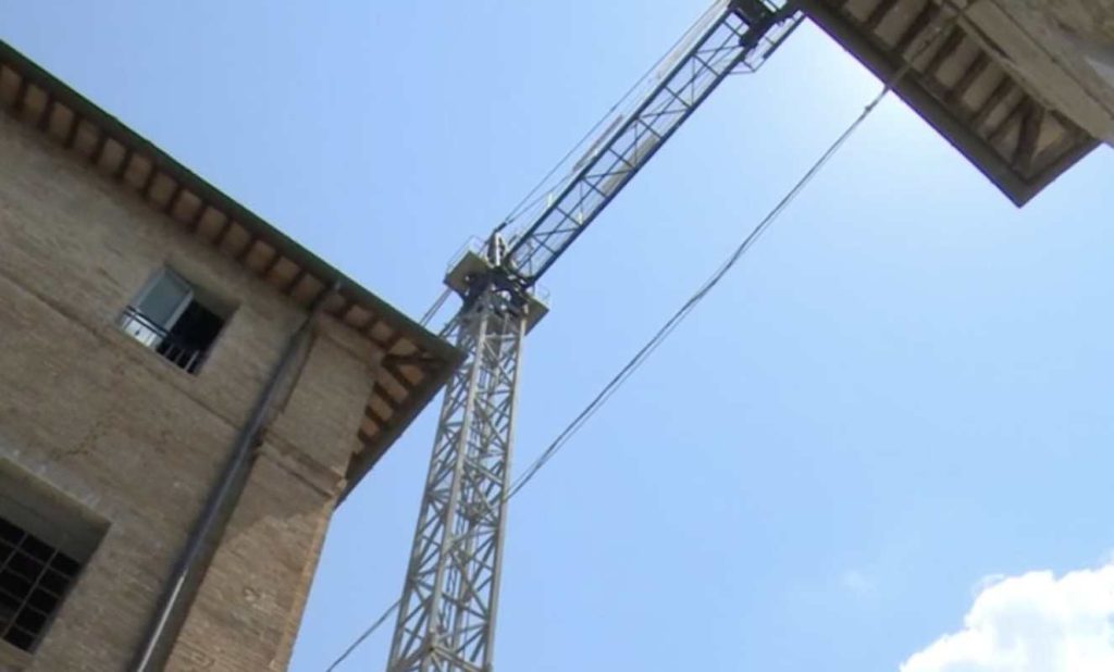Cantiere scolastico nelle Marche, cede un ponteggio: feriti due operai napoletani