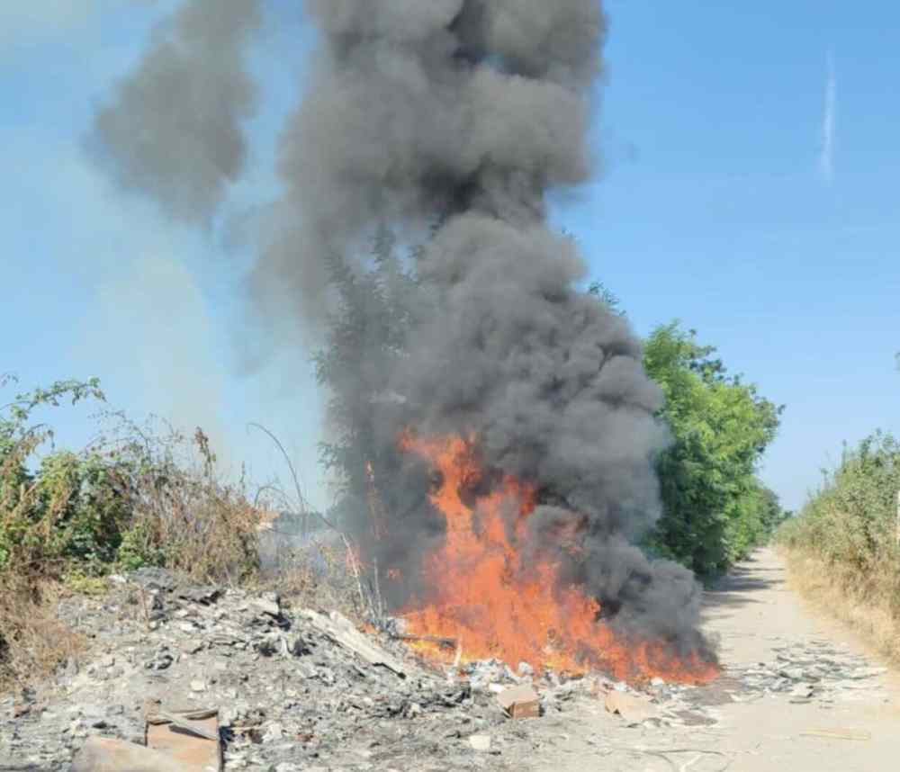 Giugliano, incendio di rifiuti nel campo rom di via Carrafiello: nuovo allerta ambientale
