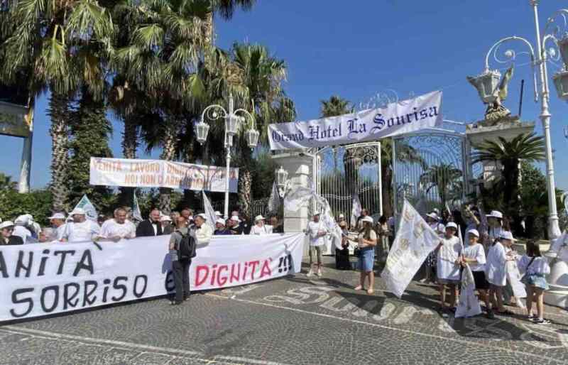 Sit-in al Grand Hotel La Sonrisa: protesta per la dignità negata