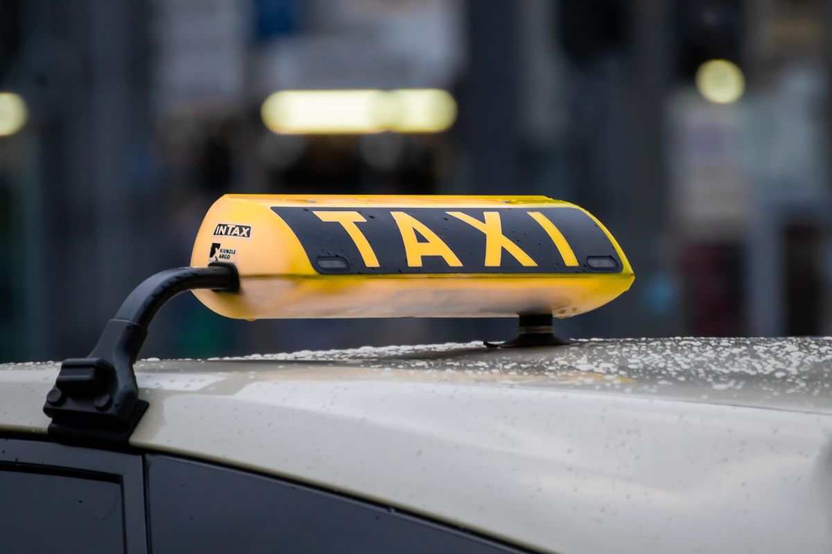 Incontro in Prefettura a Napoli: tassisti discutono delle Ztl a Chiaia e piazza Dante