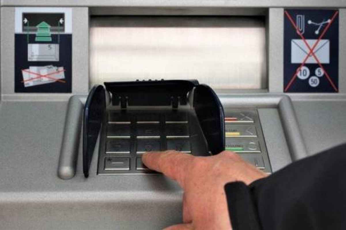 Napoli, furto al bancomat con cappuccio: in manette un sospetto