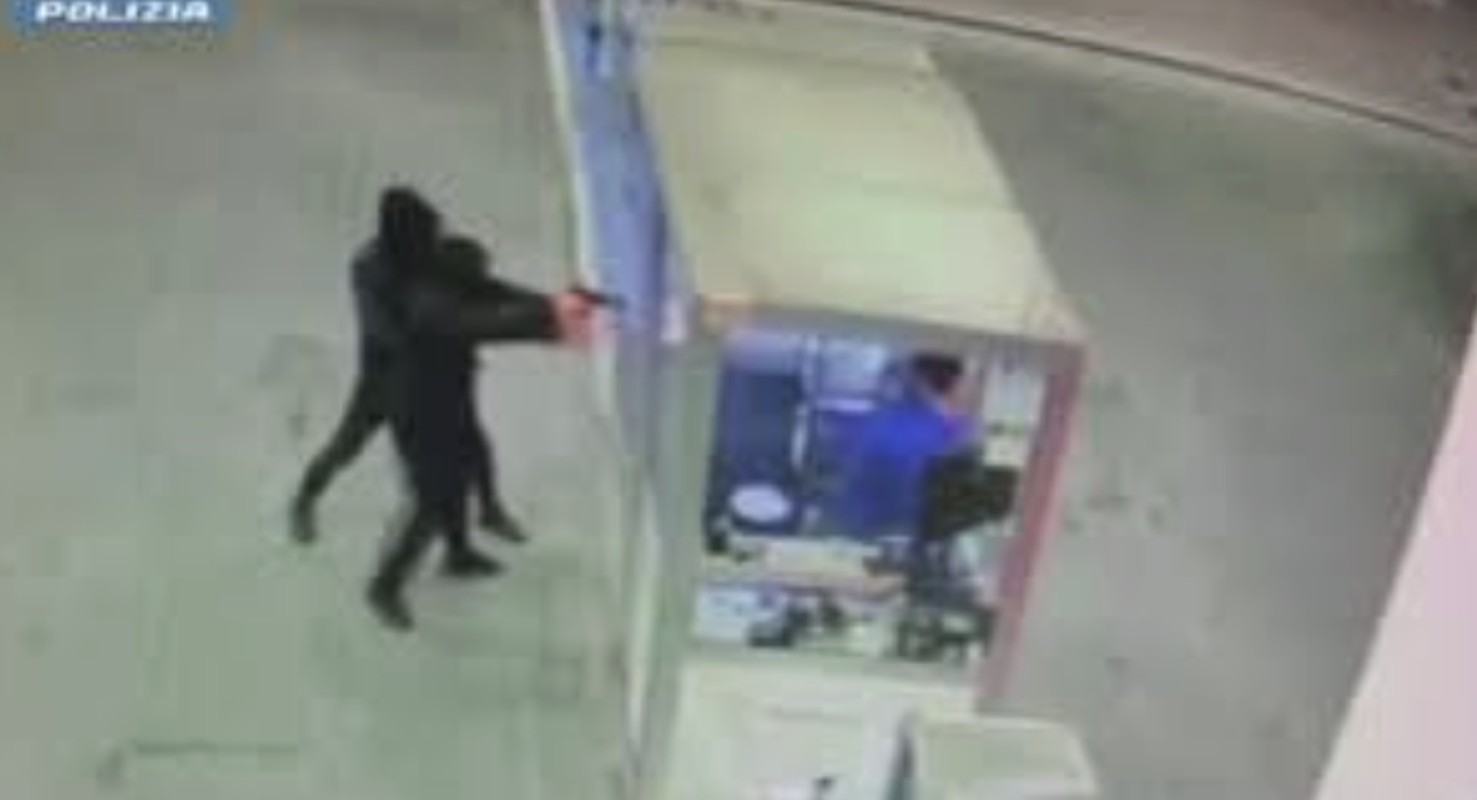 Napoli e Salerno, venticinque rapine in due mesi: arrestati due minorenni.