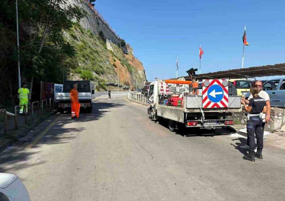 Castellammare, rimozione dei paletti in via Acton: migliora l’accesso al mare