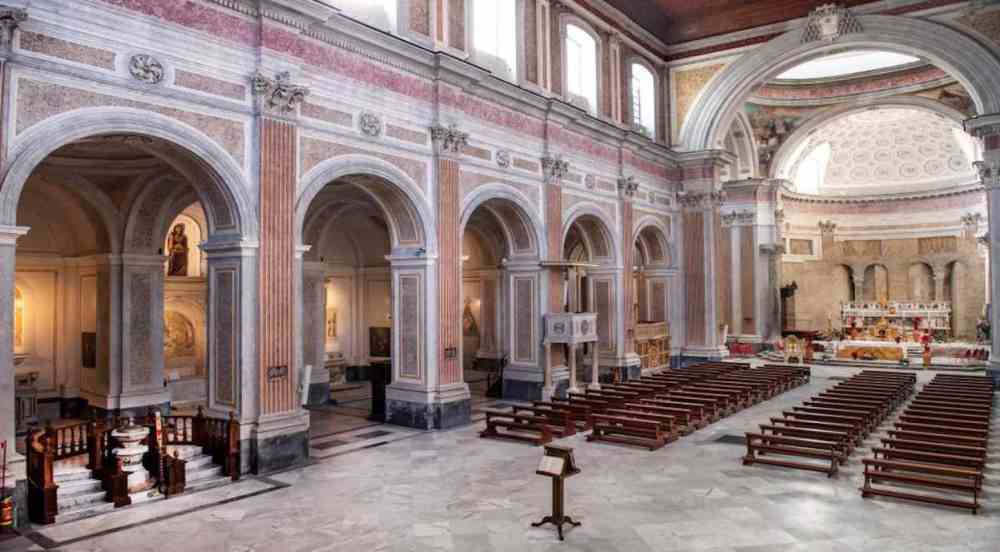 Caldo estremo a Napoli: chiese monumentali offrono rifugio ai vulnerabili