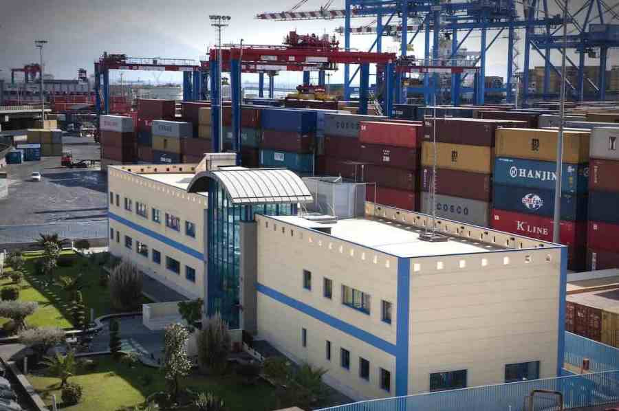 Napoli, incidente al porto: operaio investito da un container in gravi condizioni
