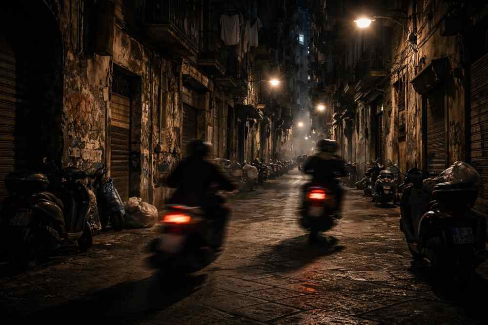 Faide tra baby gang nei Quartieri Spagnoli: analisi della crescente violenza giovanile a Napoli