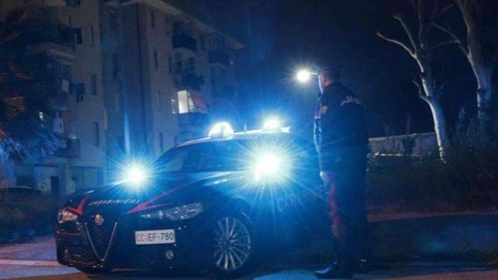 Casoria, accoltellato un 38enne: sette fendenti in pieno giorno davanti a un negozio