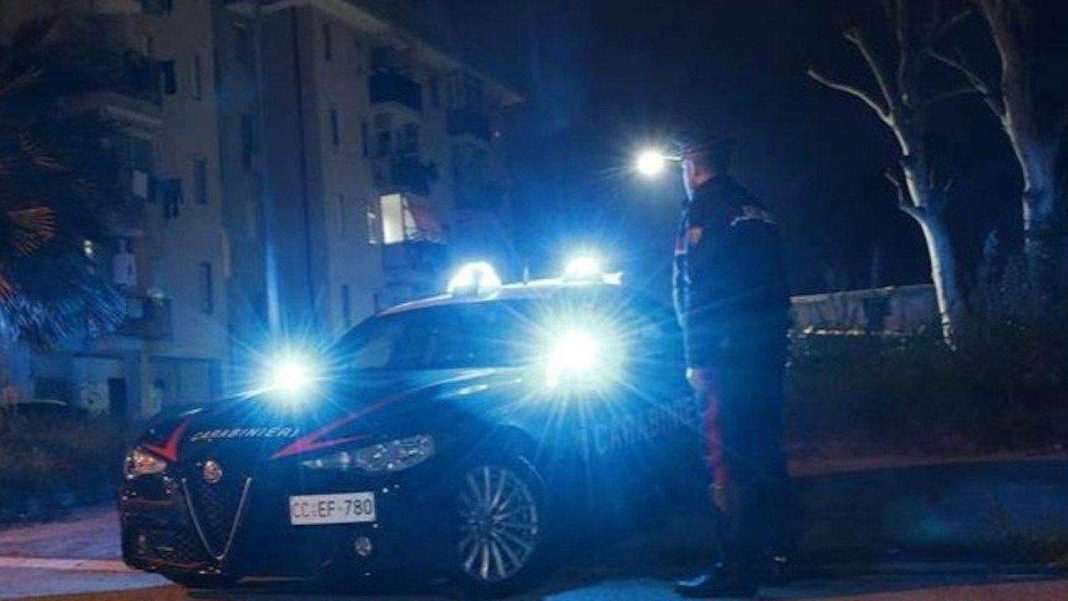 Casoria, accoltellato un 38enne: sette fendenti in pieno giorno davanti a un negozio