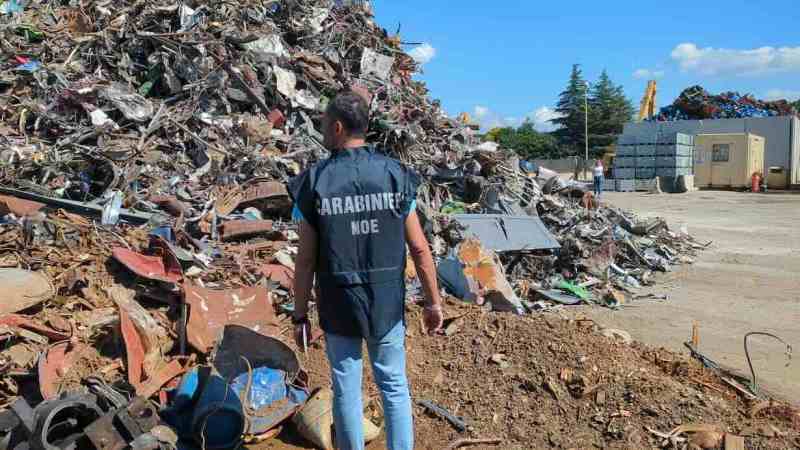 Sequestrata azienda di recupero rifiuti a Scampia: avviate indagini sugli illeciti