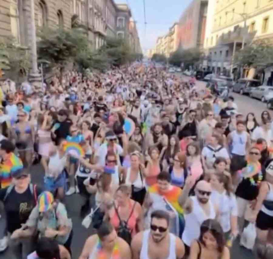 Napoli Pride, in migliaia in piazza per rivendicare diritti e uguaglianza