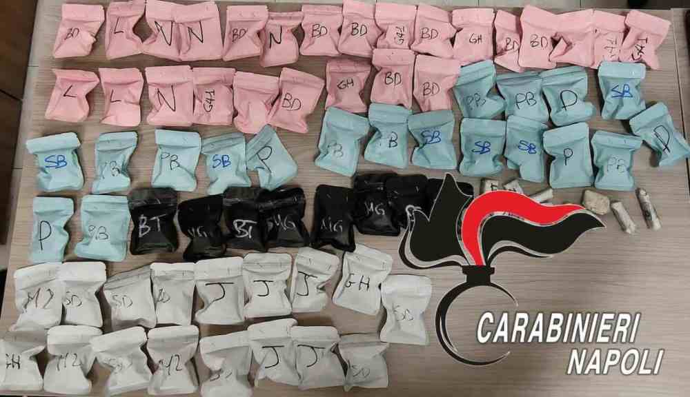 Napoli, arrestata coppia insospettabile mentre consegna dosi con il figlio al seguito