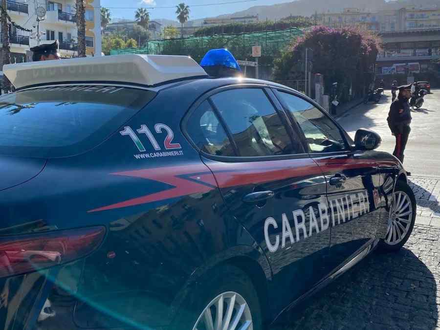 Sorrento, furto da 2mila euro in un negozio: tre persone arrestate