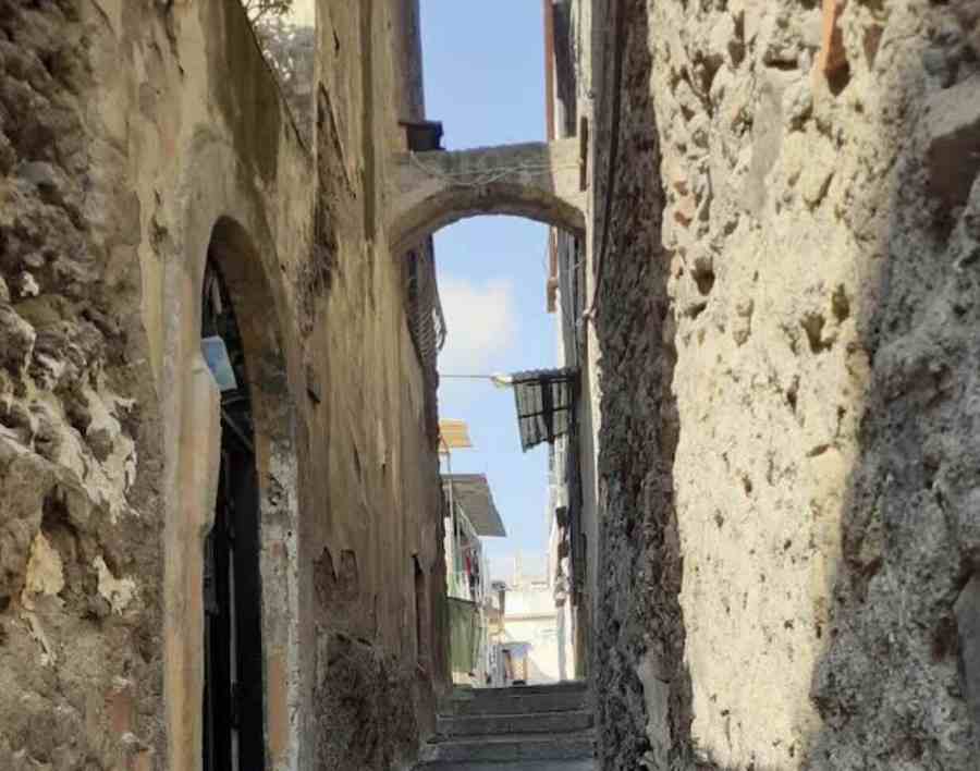 Torre del Greco, colpi d’arma da fuoco nel centro: tensione e indagini in corso