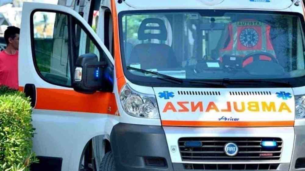 Incidente mortale sull’Asse Mediano: donna di 40 anni travolta da un’auto, il compagno è in gravi condizioni