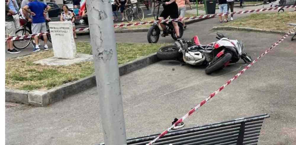 Acerra, incidente in parco giochi: un bambino ferito, ricerche in corso per i trasgressori della strada