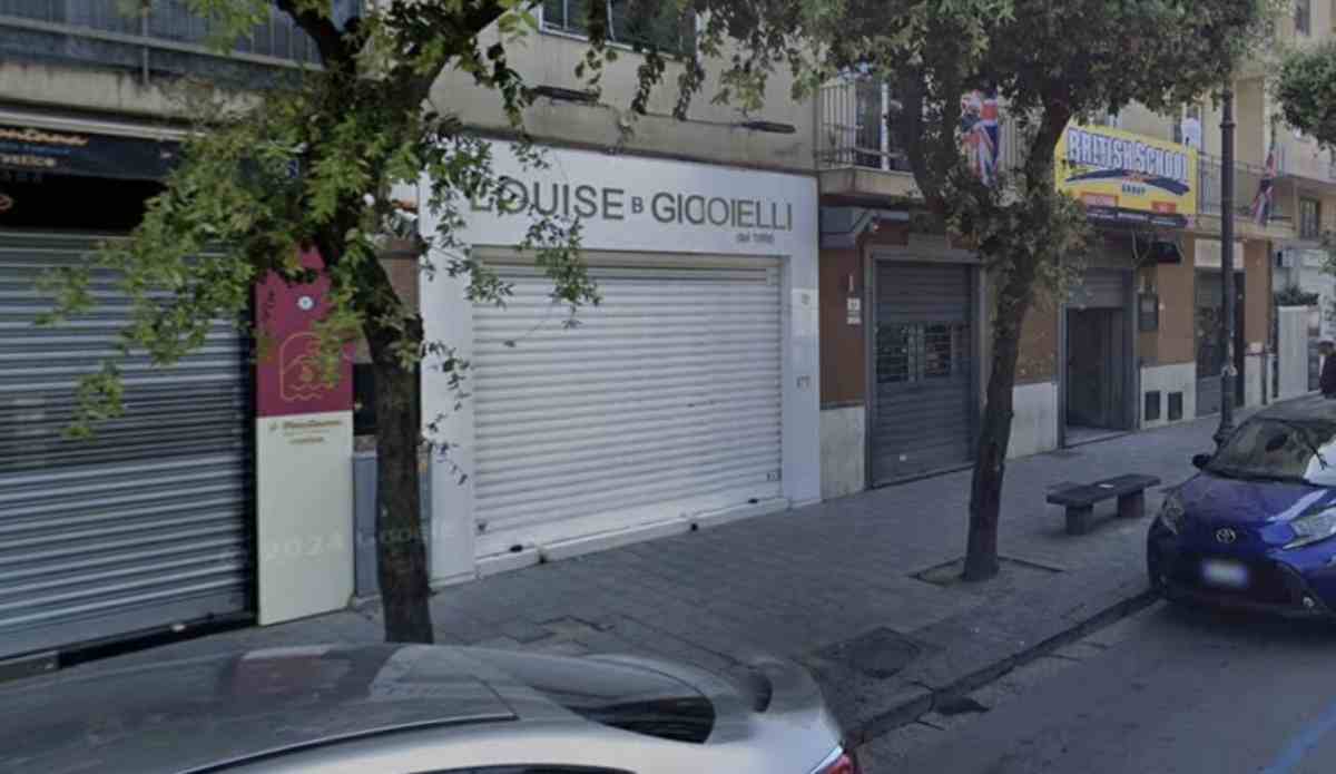 Somma Vesuviana, furto in gioielleria: i ladri fuggono con i gioielli
