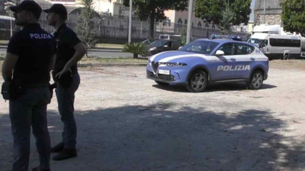 Napoli, aggressione in via Marina: un uomo ferito da accoltellamento in strada